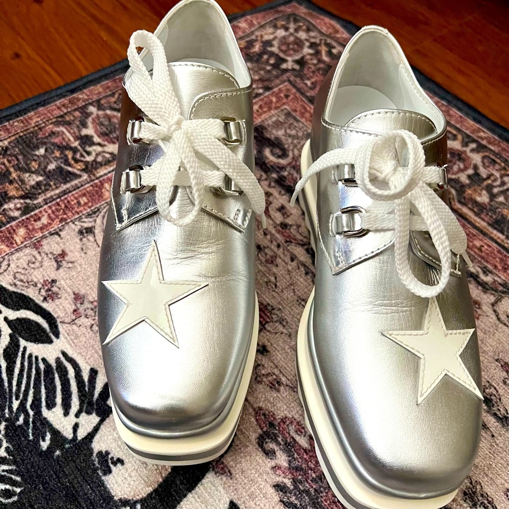 Platform shoes perfect for dressing up or down, and can be worn all year long.
